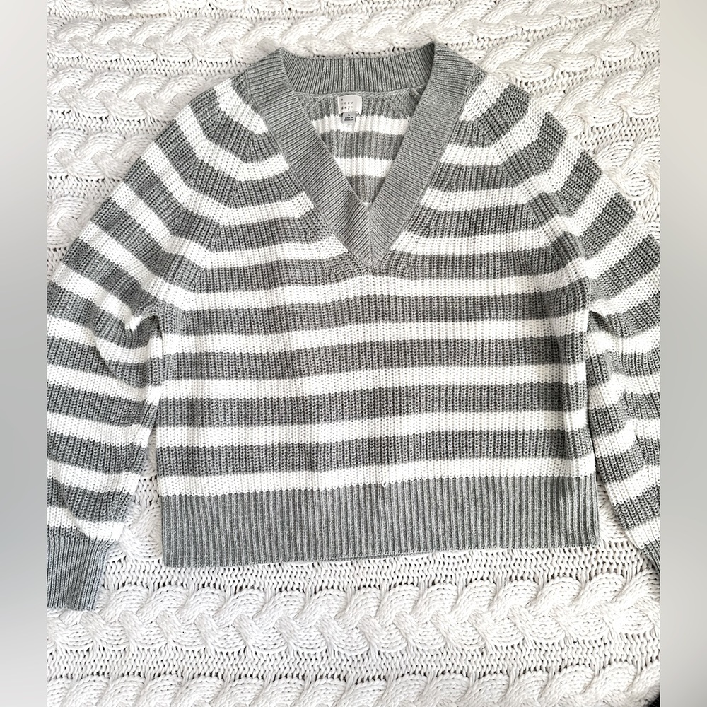 ✨A New Day women’s v-neck sweater in good/fair condition lightly worn. ✨